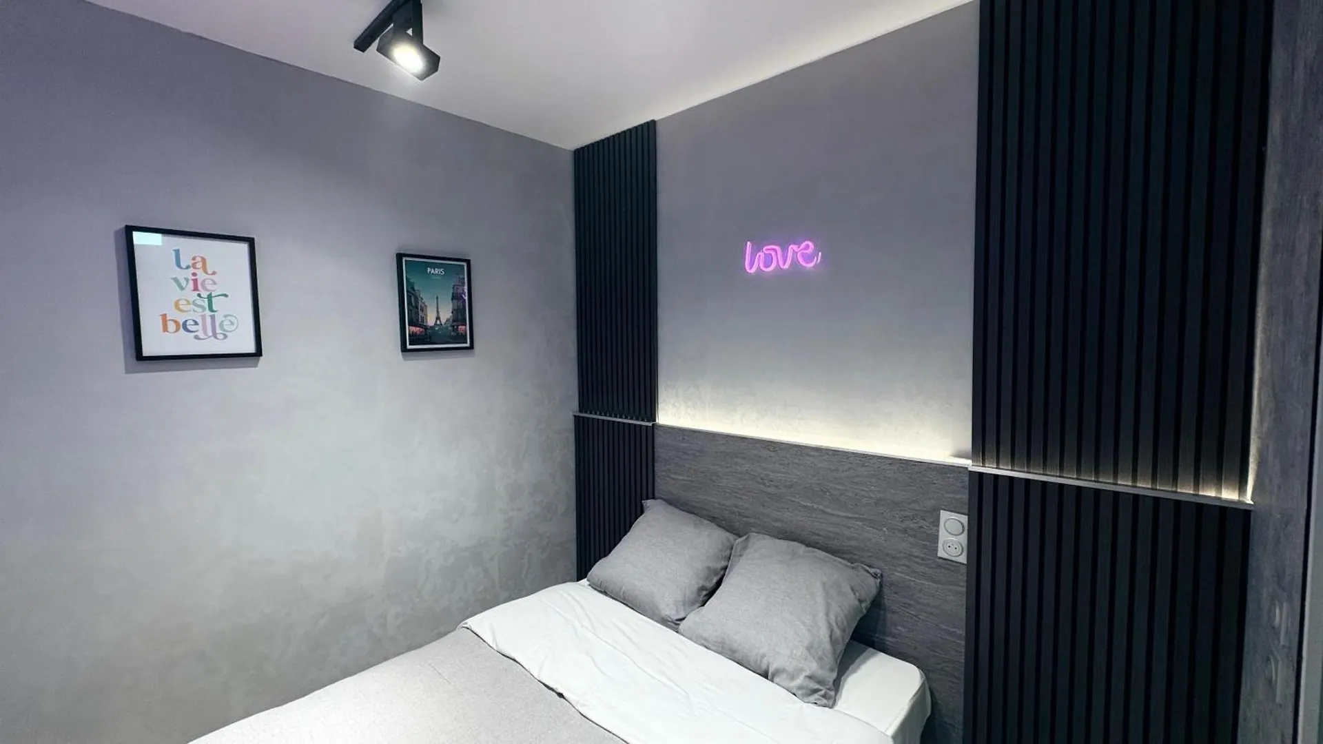 פריז Hotel De Touraine Belleville 0*,  צרפת